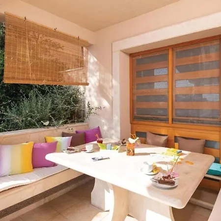 Amazing Ellaw With Pool And Jacuzzi Apartment