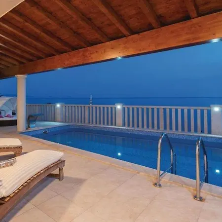 Amazing Ellaw With Pool And Jacuzzi *