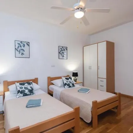 Amazing Ellaw With Pool And Jacuzzi Apartment