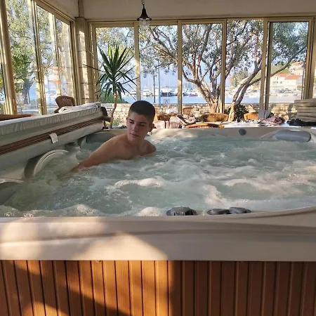 Amazing Ellaw With Pool And Jacuzzi