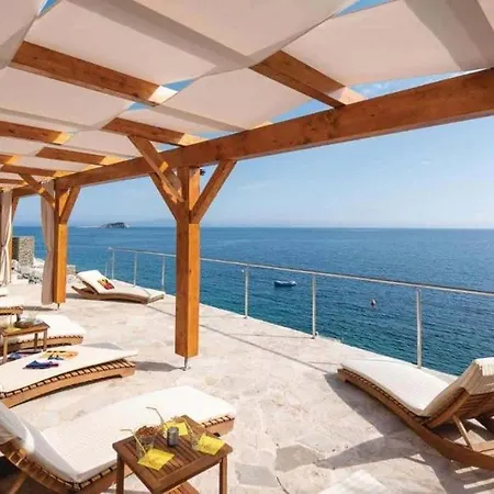 Amazing Ellaw With Pool And Jacuzzi Lumbarda