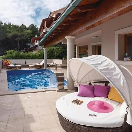 Amazing Ellaw With Pool And Jacuzzi Lägenhet Lumbarda